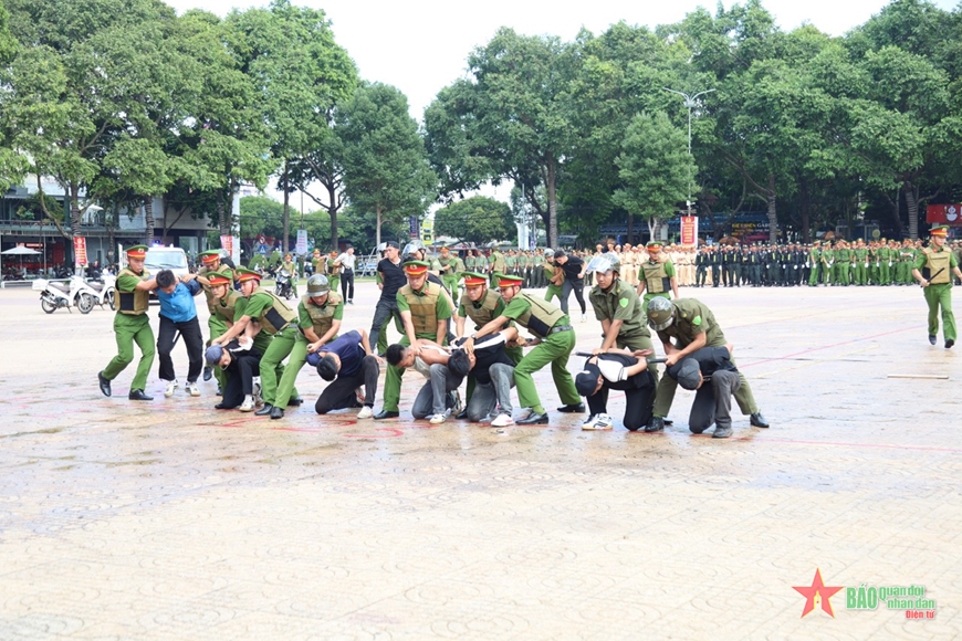 View - 	Đắk Lắk: Ra mắt lực lượng tham gia bảo vệ an ninh trật tự cơ sở.